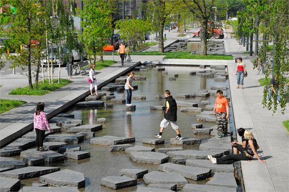 Photo d'un cours d'eau dans un centre ville