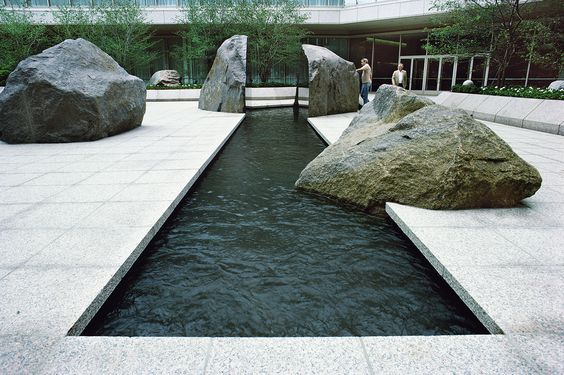 Photo d'un cours d'eau dans un centre ville