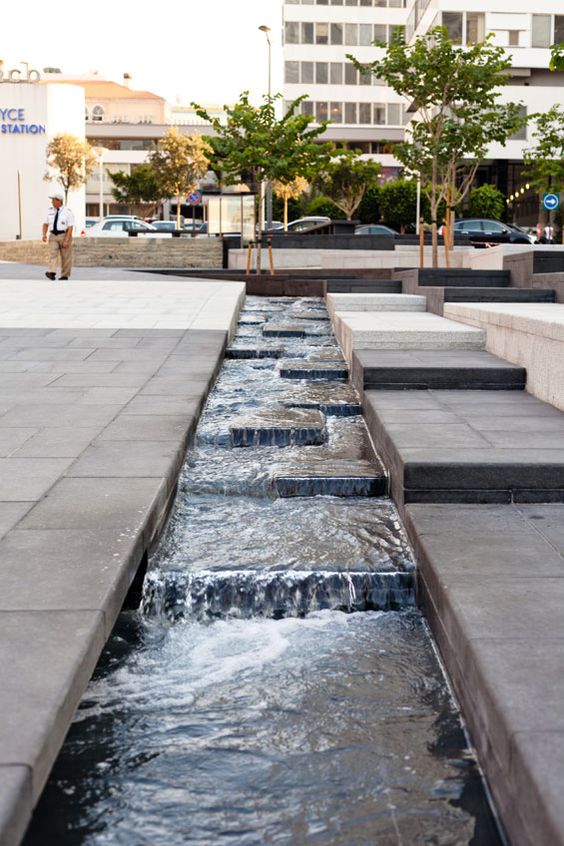 Photo d'un cours d'eau dans un centre ville
