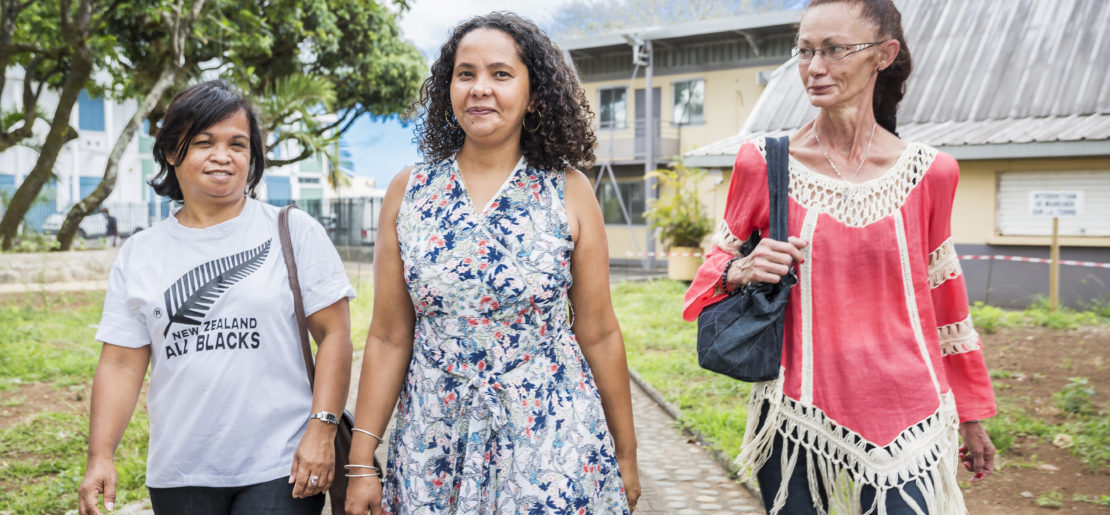 Trois habitantes dans les rues de Saint-André